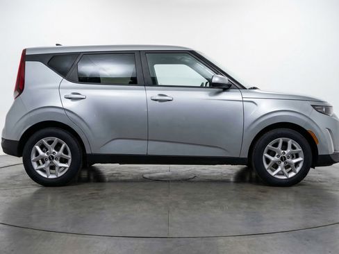 Used 2025 Kia Soul LX w/ LX Technology Package image 11