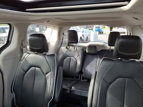 Used 2023 Chrysler Pacifica Limited FWD image 14