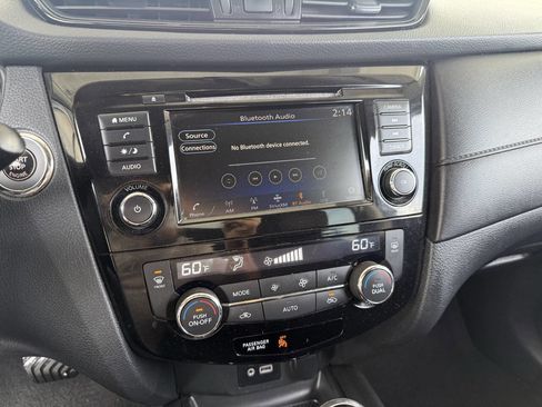 Used 2018 Nissan Rogue SV image 12