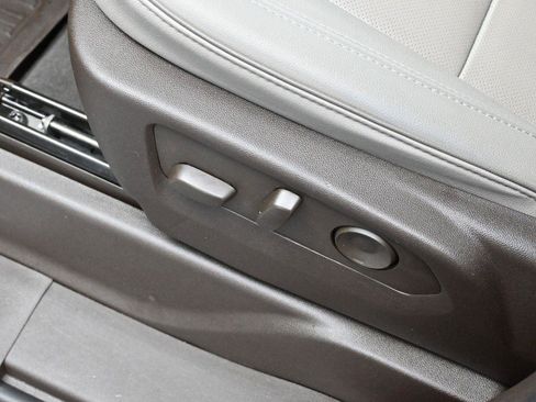 Used 2024 GMC Yukon XL SLT w/ SLT Luxury Package image 14