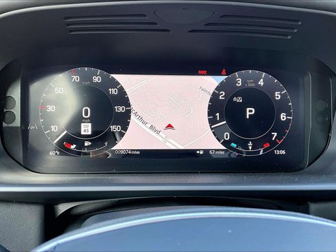 Used 2024 Land Rover Discovery Metropolitan Edition image 25