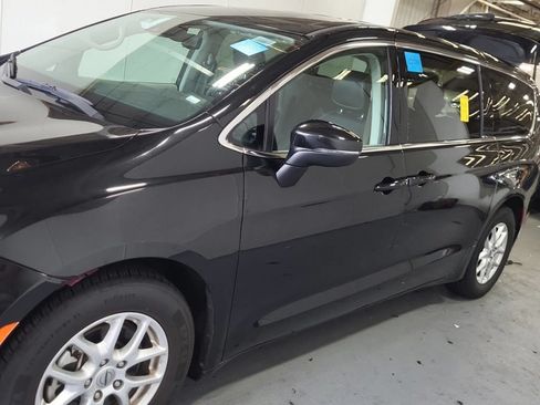 Used 2023 Chrysler Pacifica Touring-L FWD image 15