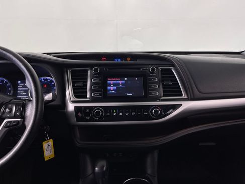 Used 2019 Toyota Highlander LE FWD image 15