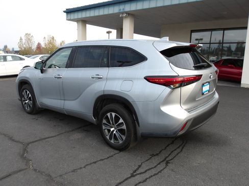 Used 2020 Toyota Highlander XLE AWD/4WD image 3