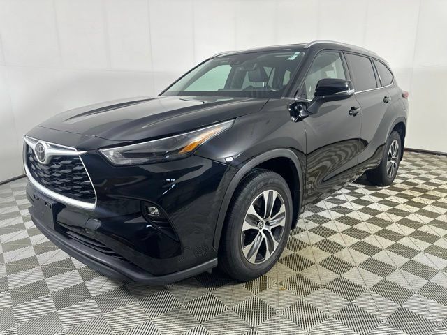 Used 2022 Toyota Highlander XLE AWD/4WD image 3