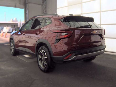 Used 2025 Chevrolet Trax LT w/ LT Convenience Package FWD image 3