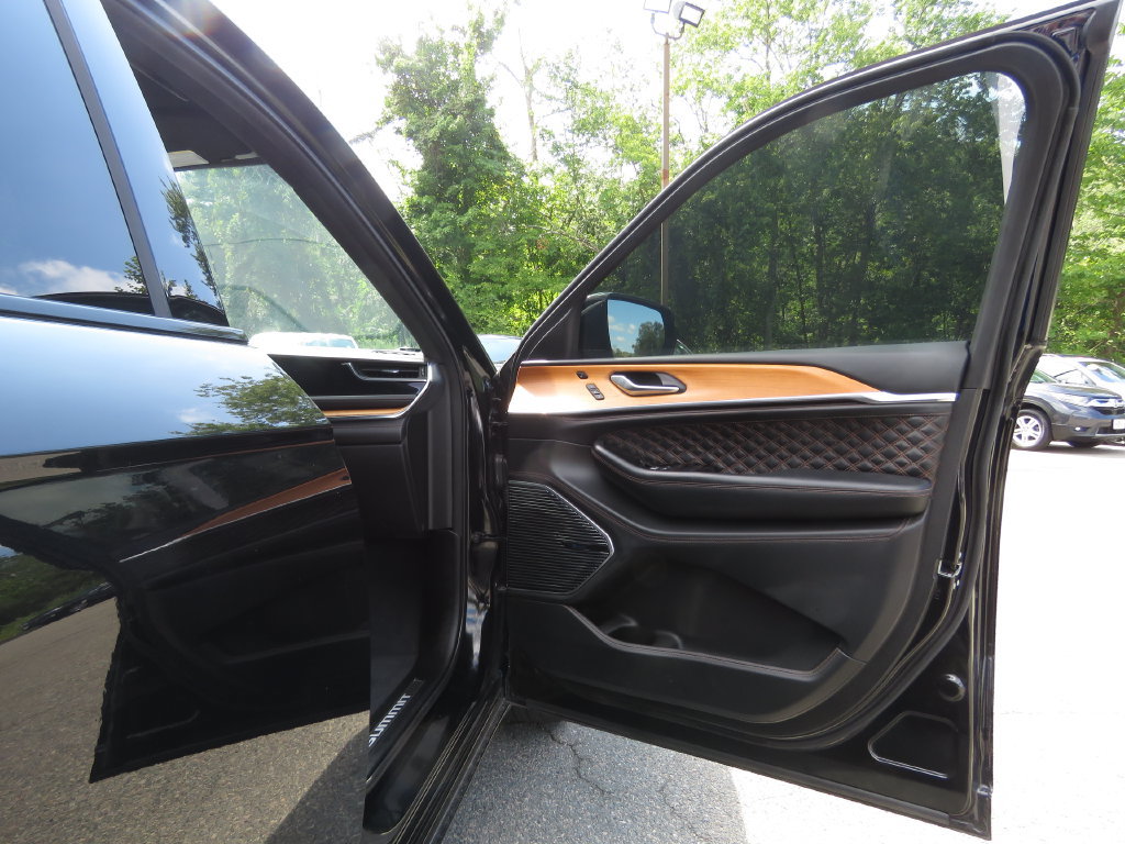 Used 2023 Jeep Grand Cherokee Summit AWD/4WD image 12