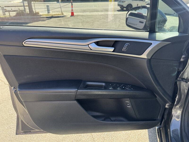 Used 2019 Ford Fusion SE FWD image 18