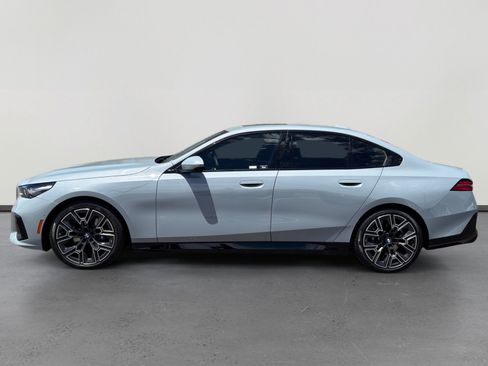Used 2025 BMW 530i w/ M Sport Package RWD image 2