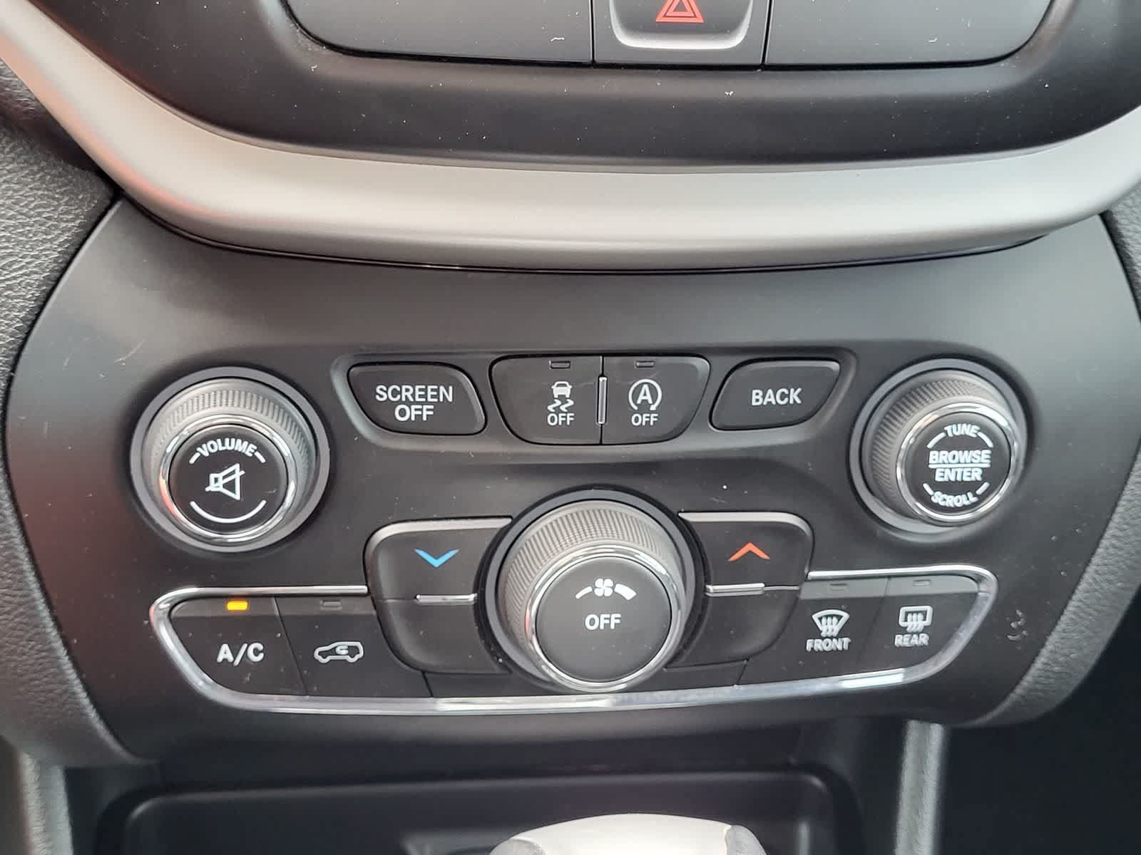 Used 2018 Jeep Cherokee Latitude Plus FWD image 22