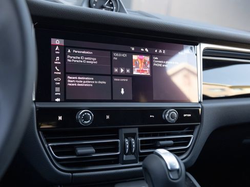 Certified 2026 Porsche Macan AWD/4WD image 25