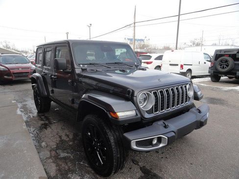 Used 2025 Jeep Wrangler Unlimited Sahara w/ Safety Group image 4