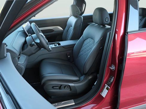 New 2024 VinFast VF 9 Plus AWD/4WD image 13