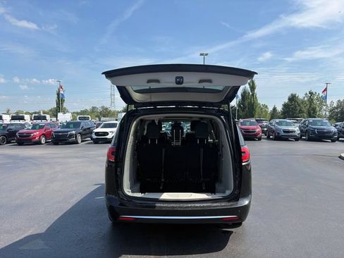 Used 2023 Chrysler Pacifica Limited FWD image 17