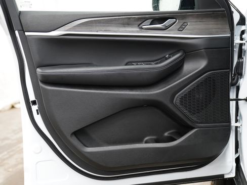 New 2025 Jeep Grand Cherokee L Limited image 18