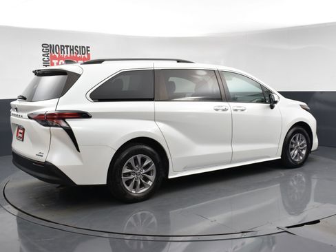 Used 2022 Toyota Sienna XLE image 4