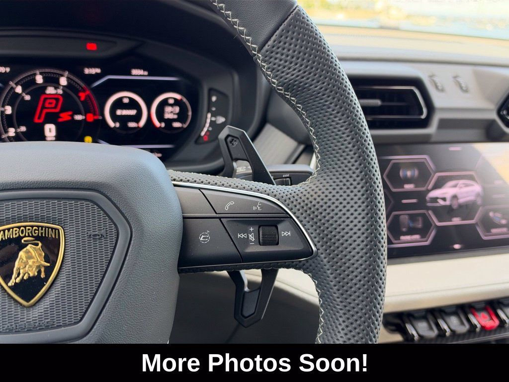 Used 2025 Lamborghini Urus SE AWD/4WD image 32