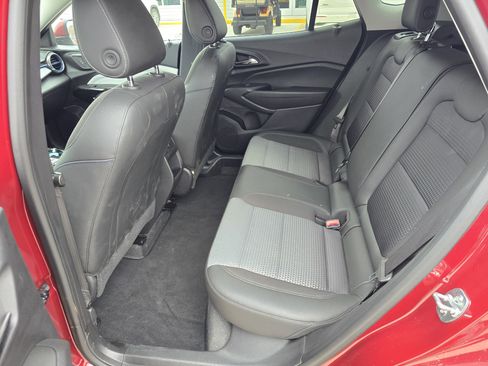 Used 2025 Chevrolet Trax LT w/ LT Convenience Package image 10