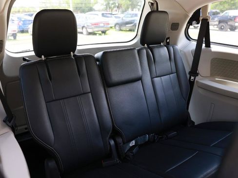 Used 2013 Chrysler Town & Country Touring FWD image 24
