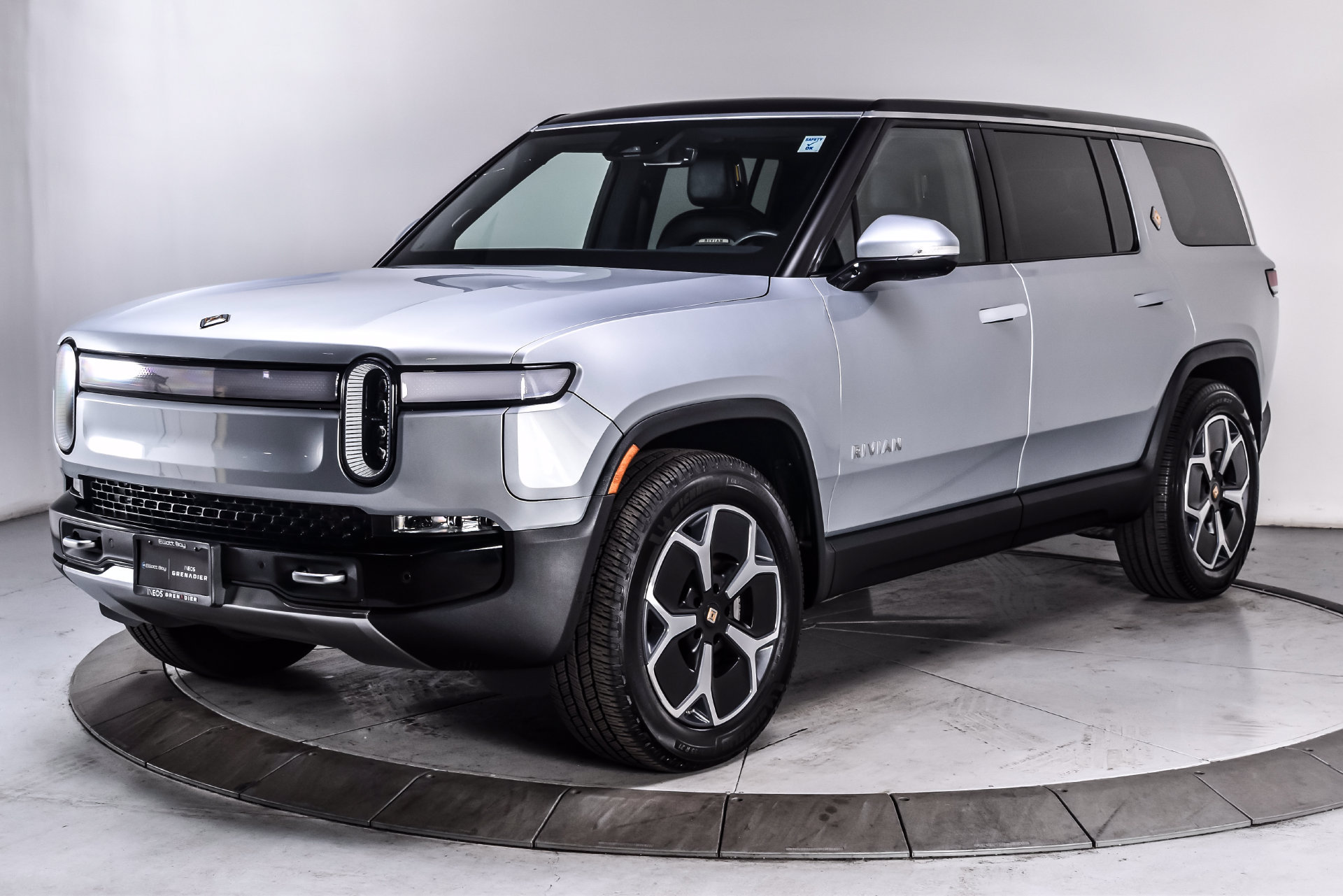 Used 2024 Rivian R1S Adventure Dual AWD/4WD image 2