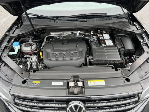 Used 2022 Volkswagen Tiguan SE image 32