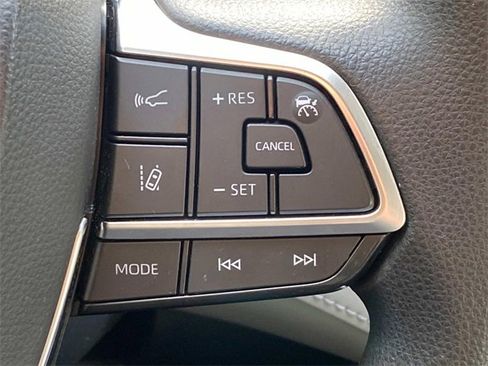 Used 2020 Toyota Highlander L w/ Phone Cable & Charge Package image 21