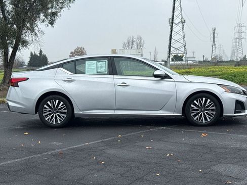 Used 2023 Nissan Altima 2.5 SV image 3