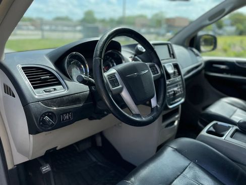 Used 2014 Chrysler Town & Country Touring FWD image 17