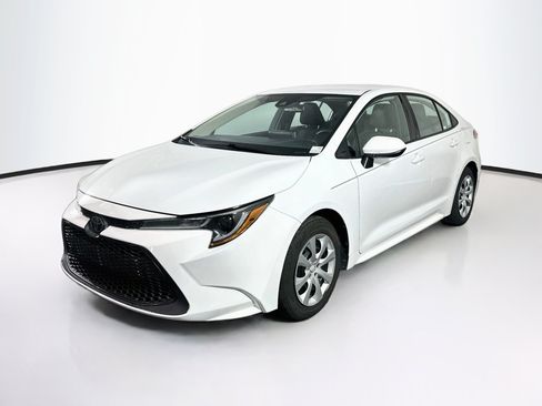 Used 2020 Toyota Corolla LE FWD image 3