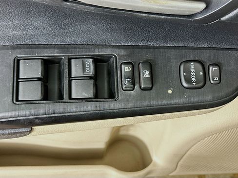 Used 2012 Toyota Camry L image 15