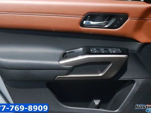 Used 2025 Nissan Pathfinder Platinum FWD image 9