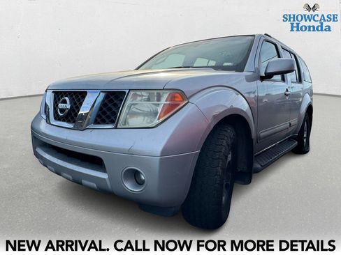 Used 2007 Nissan Pathfinder SE image 2