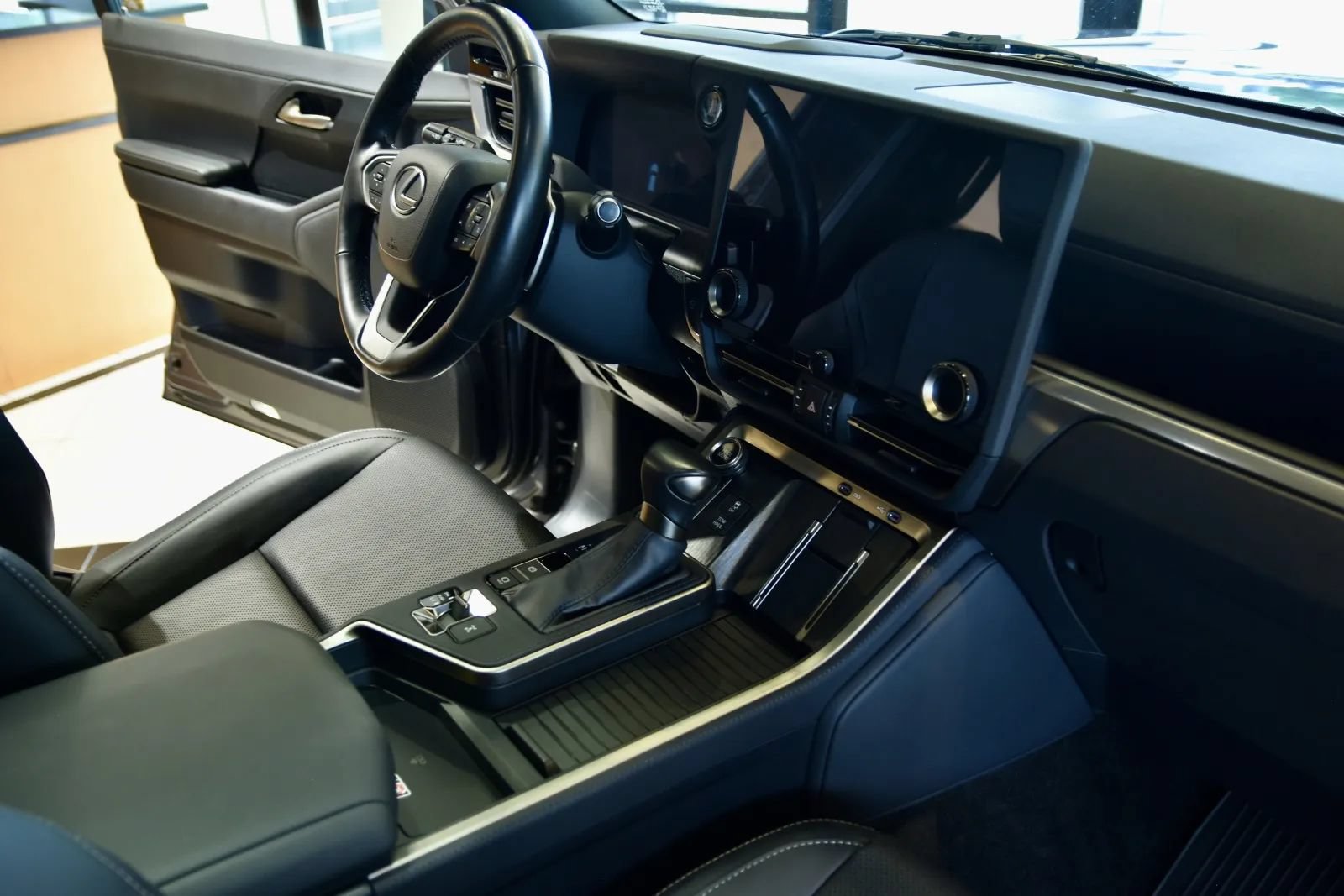 Used 2024 Lexus GX 550 w/ Accessory Package (Z1) AWD/4WD image 28