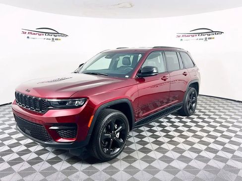 Used 2024 Jeep Grand Cherokee Altitude AWD/4WD image 4