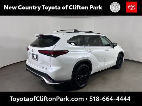 Used 2023 Toyota Highlander XSE AWD/4WD image 3