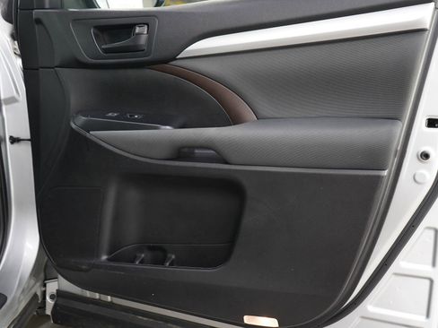 Used 2017 Toyota Highlander LE AWD/4WD image 9