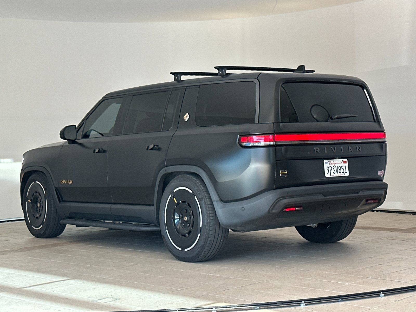 Used 2025 Rivian R1S Premium Dual AWD/4WD image 4