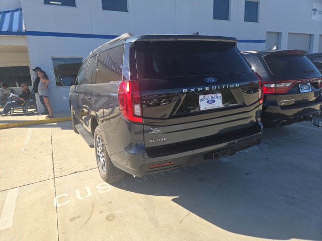 Used 2025 Ford Expedition Active AWD/4WD image 16