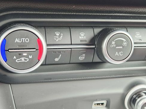 Used 2024 Alfa Romeo Stelvio Veloce AWD/4WD image 32