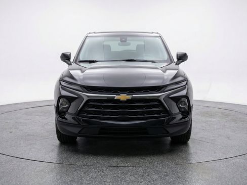 Used 2025 Chevrolet Blazer LT FWD image 2