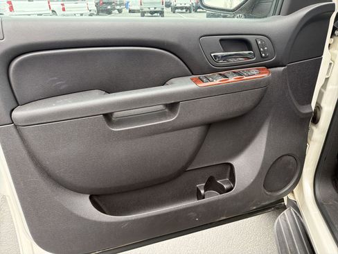 Used 2011 Chevrolet Avalanche LTZ image 10