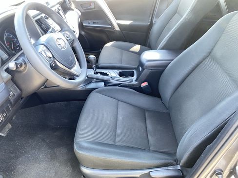 Used 2018 Toyota RAV4 LE w/ Carpet Mat Package AWD/4WD image 17