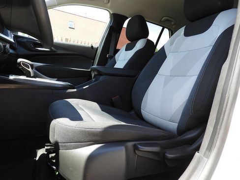 Used 2025 Chevrolet Trax LS w/ LS Convenience Package FWD image 16