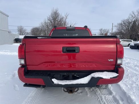 Used 2018 Toyota Tacoma TRD Sport image 11