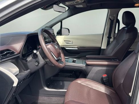 Used 2023 Toyota Sienna Platinum FWD image 15