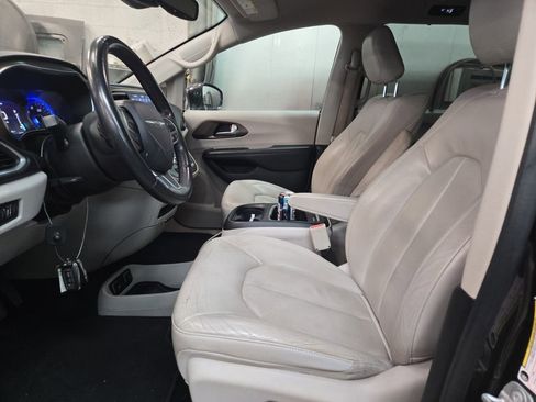 Used 2018 Chrysler Pacifica Touring-L Plus w/ Advanced Safetytec Group FWD image 11