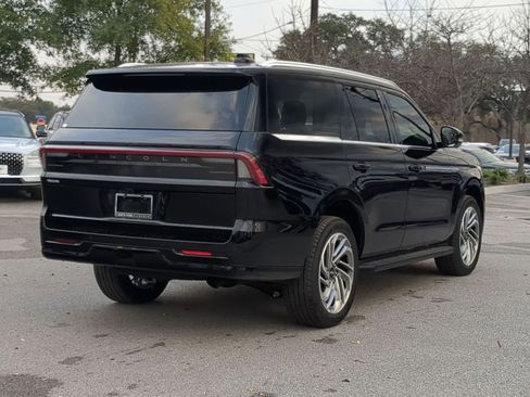 New 2026 Lincoln Navigator Premiere image 3