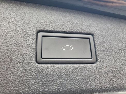 Certified 2022 Volkswagen Tiguan SE R-Line image 9