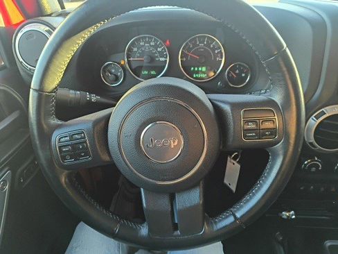 Used 2018 Jeep Wrangler Unlimited Sahara w/ Connectivity Group image 18