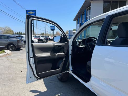 Used 2023 Toyota Tacoma SR5 AWD/4WD image 15